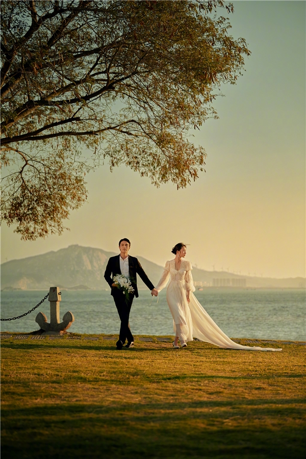 月上柳梢头,人约黄昏后,铂爵旅拍的黄昏婚照,你心动了吗?