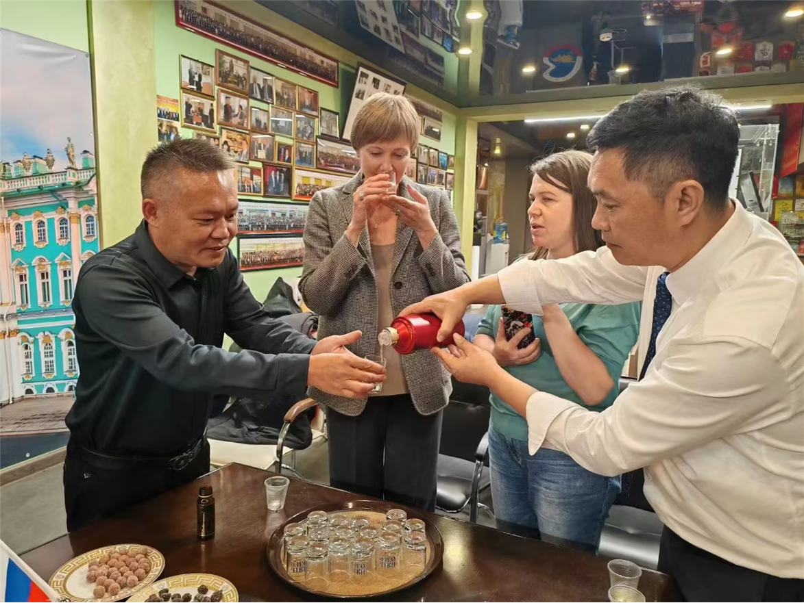 酱酒国际化战略新动向，父传子酒业董事长曹光亮出访俄罗斯